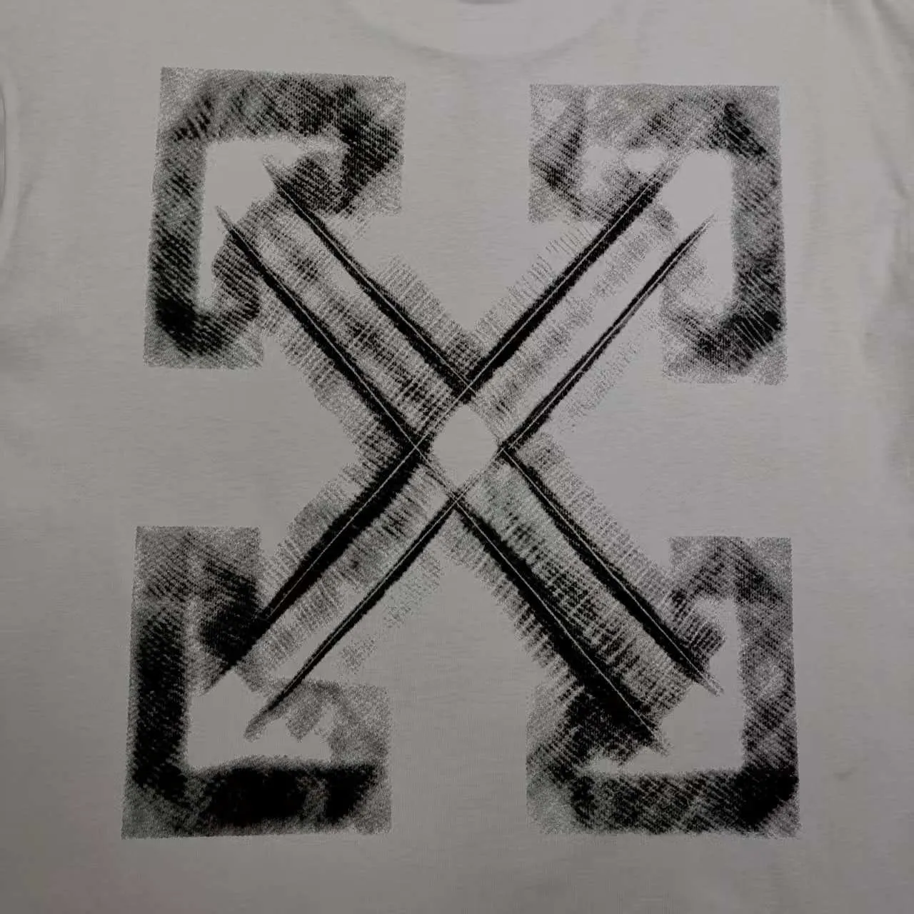 🎀Hot model pictures🎀Top tested version OFF-WHI* 25SS new printed short-sleeved, loose fit, same style as male and female couple stars American designer Virgil Abloh single-handedly founded the luxury street brand Off-White based on the pop culture of the younger generation. Walking between street culture and high-end fashion, contemporary elements are used to interpret youth culture, and fine workmanship is used to interpret trendy clothing. Photos, paintings and eye-catching graphic printing are all sources of inspiration for the designer. 32 counts of 260g double yarn pure cotton fabric, the printing uses Kornit digital direct injection technology, and the picture is clear. The white glue base ensures the firmness of the printing, and machine washing is stress-free - 1:1 original mold opening, ZP development, perfectly restored to the original version, produced by a large factory, not produced by a small factory on the market, fine wiring, top-notch craftsmanship, welcome to compare - A complete set of customized accessories for collar labels, hang tags, and washing labels - Exclusive logo packaging - No matter age, body shape or gender, it is very suitable for both men and women. All details are real photos, buy with confidence. Color: Black White Orange Size: S-XL P;120
